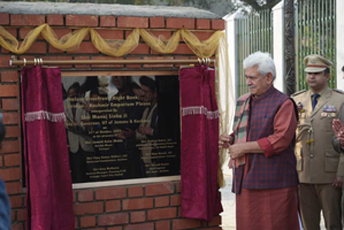 जम्मू-कश्मीर एलजी ने श्रीनगर में झेलम रिवरफ्रंट का उद्घाटन किया